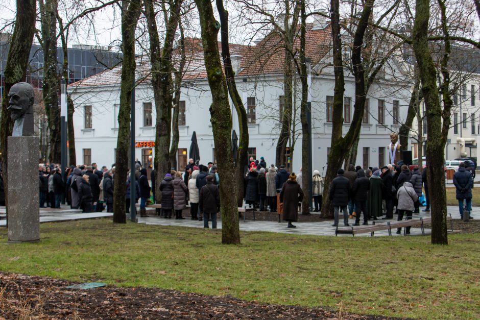 Atidengtas memorialinis biustas P. Bingeliui