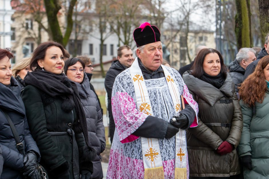 Atidengtas memorialinis biustas P. Bingeliui