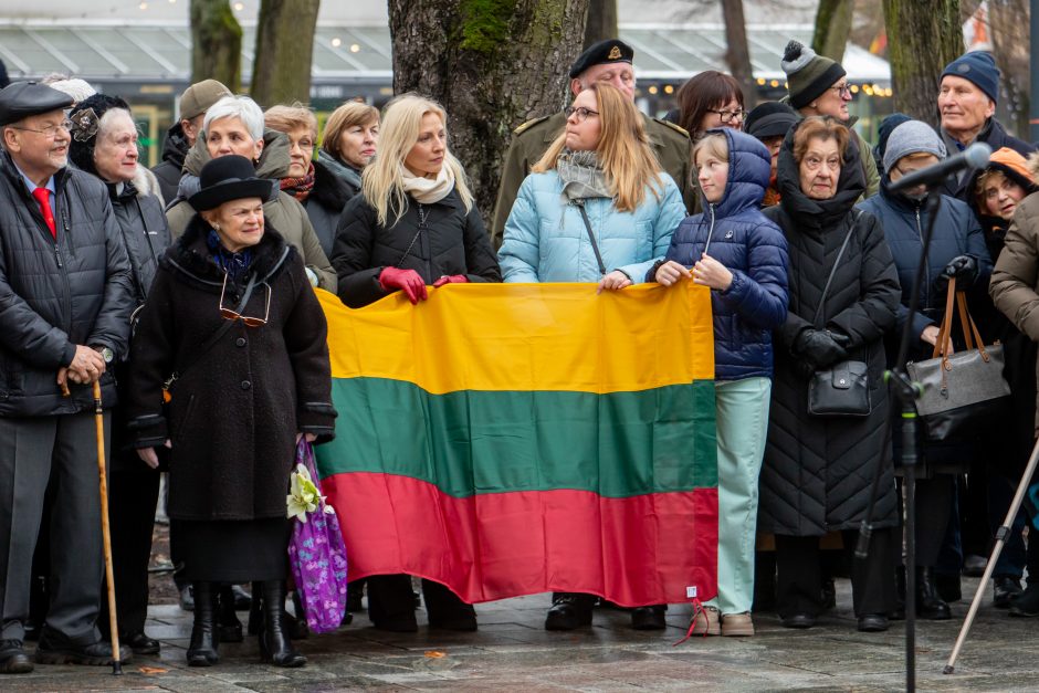 Atidengtas memorialinis biustas P. Bingeliui