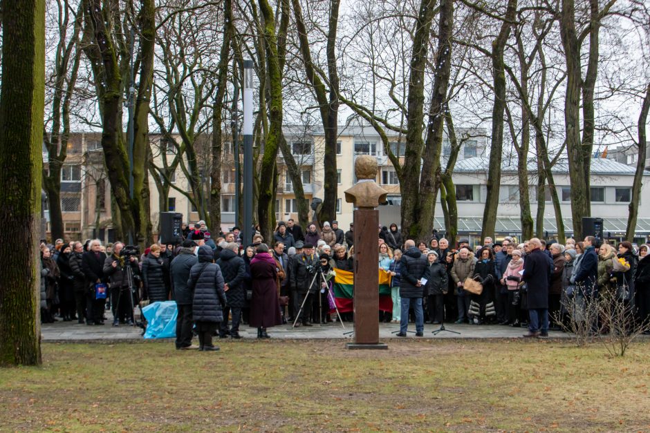 Atidengtas memorialinis biustas P. Bingeliui