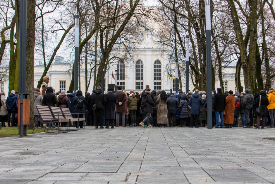 Atidengtas memorialinis biustas P. Bingeliui