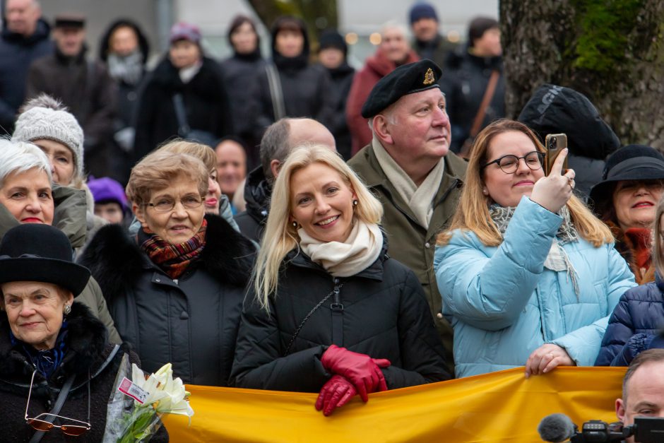 Atidengtas memorialinis biustas P. Bingeliui