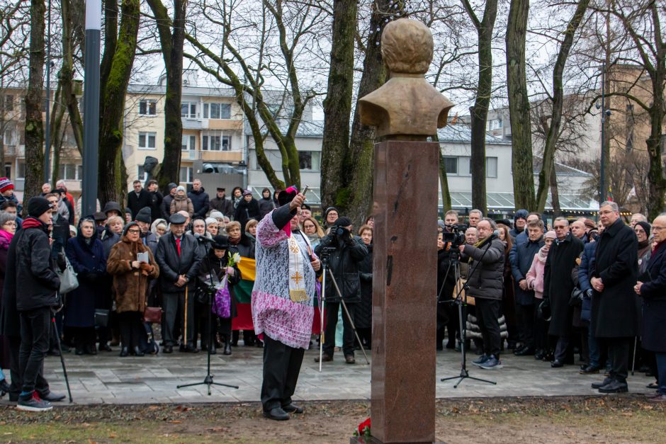 Atidengtas memorialinis biustas P. Bingeliui