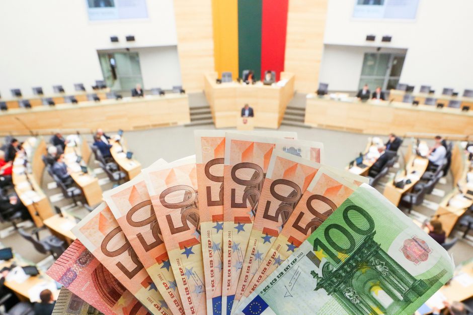 Seimas antrą kartą apsvarstė 2023-ųjų biudžetą: opozicija žėrė kritiką, valdantieji gyrė