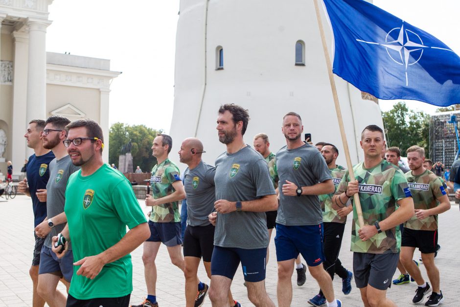 Baltijos kelio estafetė: tarp būrio bėgikų – jaunuoliai ir tikri veteranai