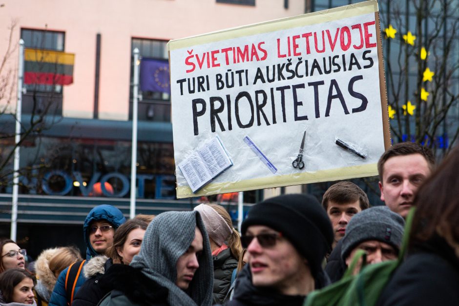 VU protestuoja dėl mažų darbuotojų algų – laikinai stabdo veiklą