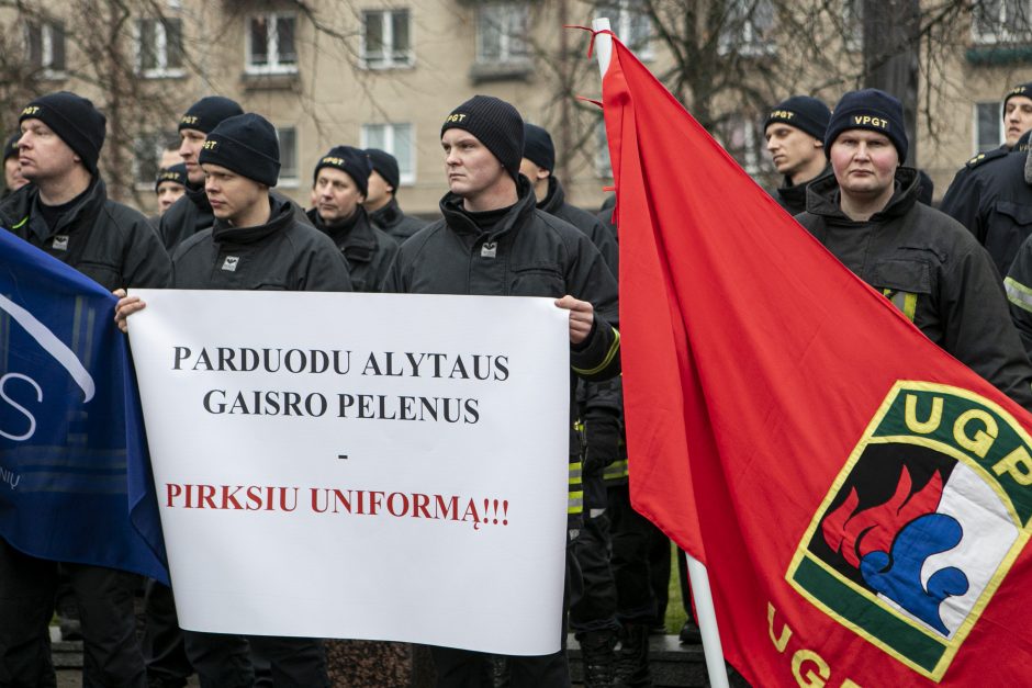 Ugniagesiai didesnių pinigų negavo: žada rengti protestus kas savaitę