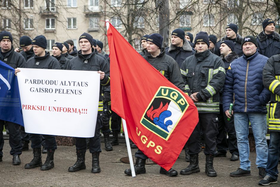 Ugniagesiai didesnių pinigų negavo: žada rengti protestus kas savaitę