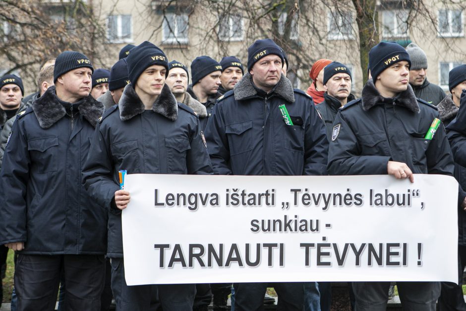 Ugniagesiai didesnių pinigų negavo: žada rengti protestus kas savaitę