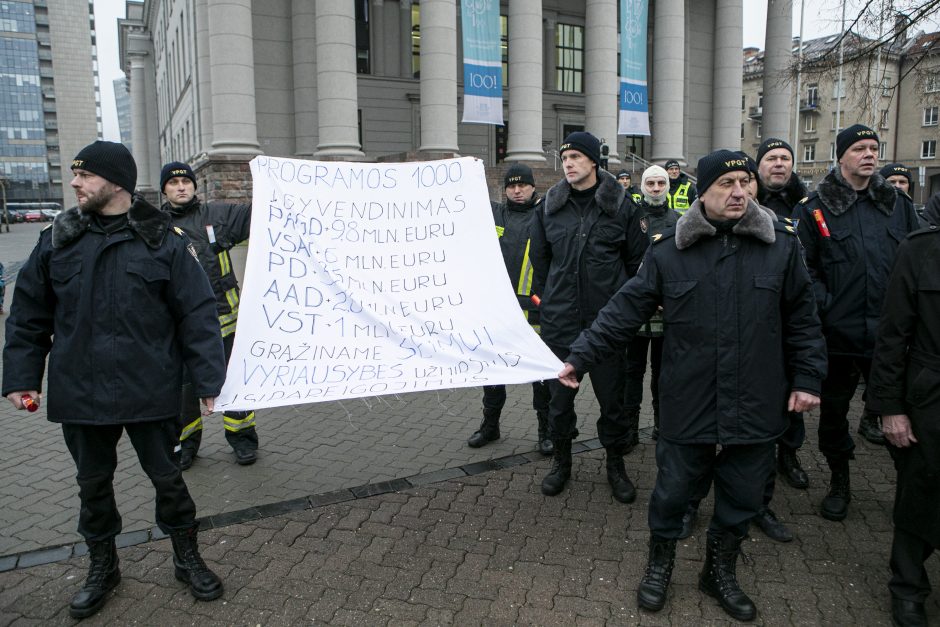 Ugniagesiai didesnių pinigų negavo: žada rengti protestus kas savaitę