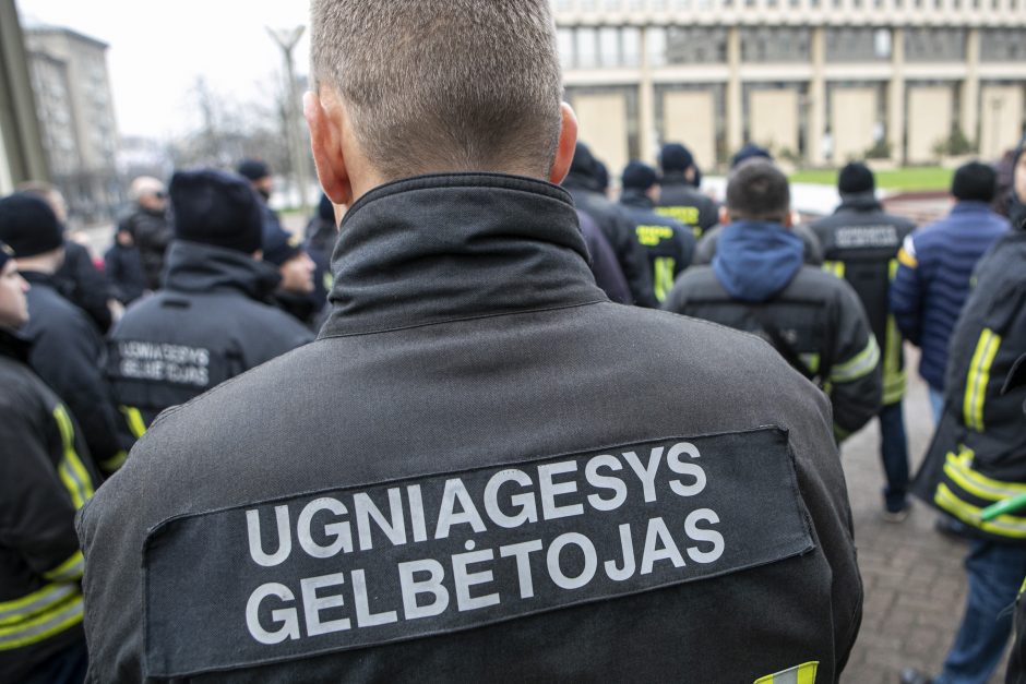 Ugniagesiai didesnių pinigų negavo: žada rengti protestus kas savaitę