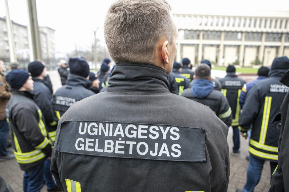 Ugniagesiai didesnių pinigų negavo: žada rengti protestus kas savaitę