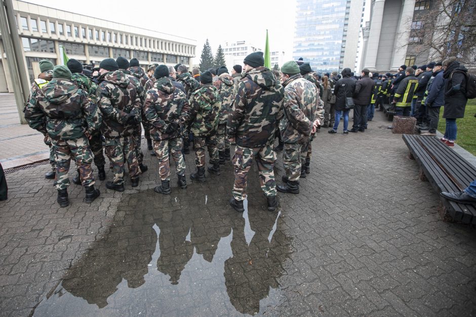 Ugniagesiai didesnių pinigų negavo: žada rengti protestus kas savaitę