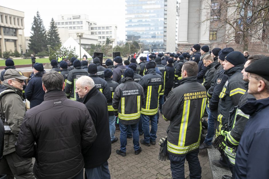 Ugniagesiai didesnių pinigų negavo: žada rengti protestus kas savaitę