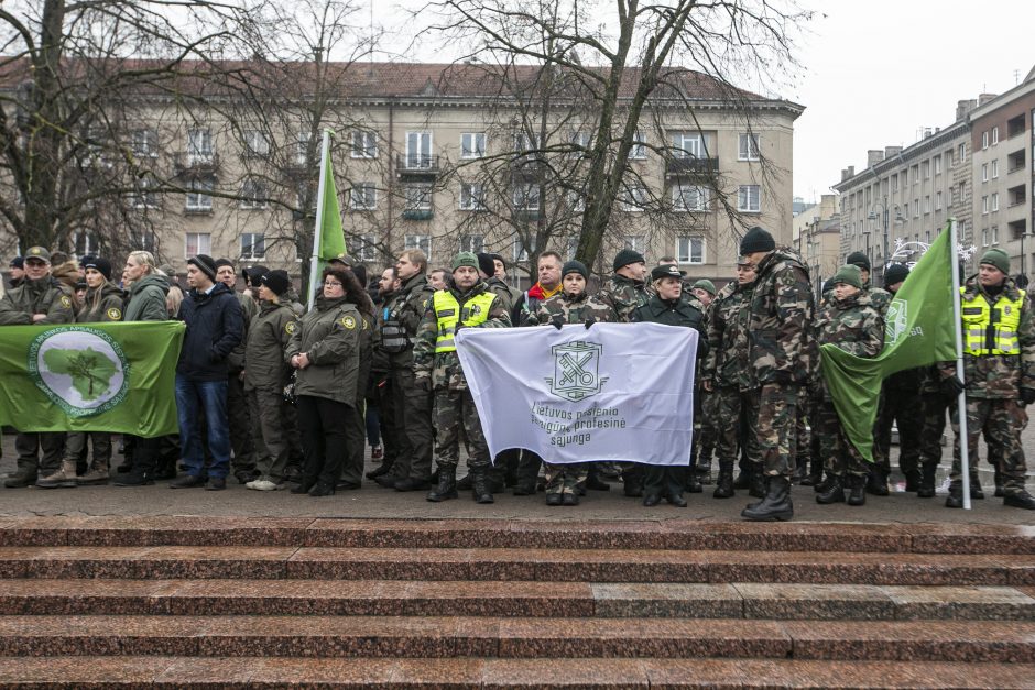 Ugniagesiai didesnių pinigų negavo: žada rengti protestus kas savaitę