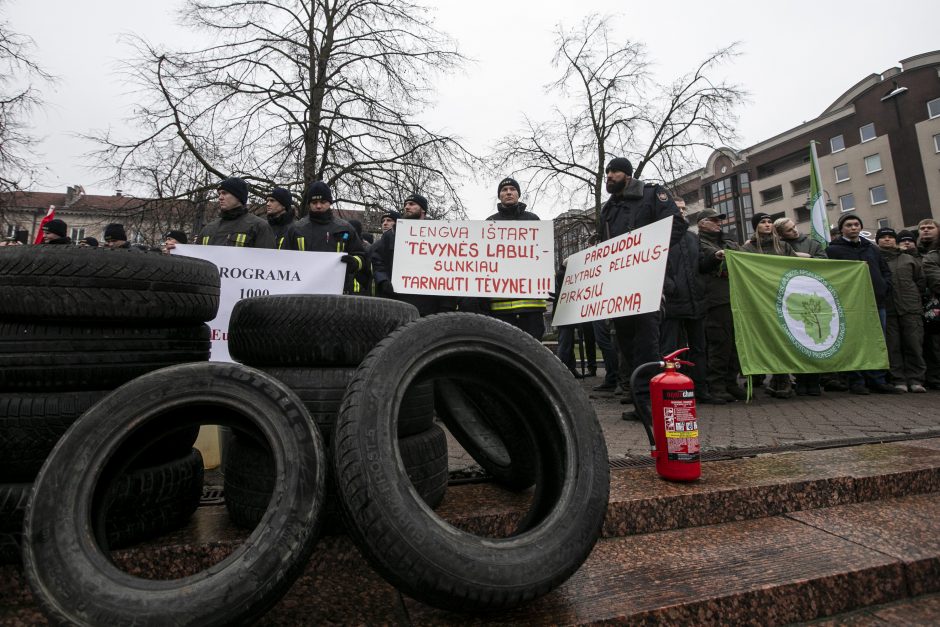 Ugniagesiai didesnių pinigų negavo: žada rengti protestus kas savaitę