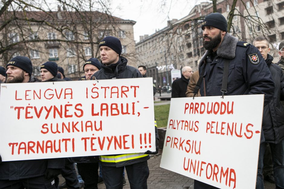 Ugniagesiai didesnių pinigų negavo: žada rengti protestus kas savaitę