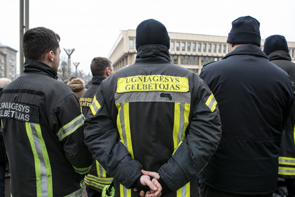 Ugniagesiai didesnių pinigų negavo: žada rengti protestus kas savaitę