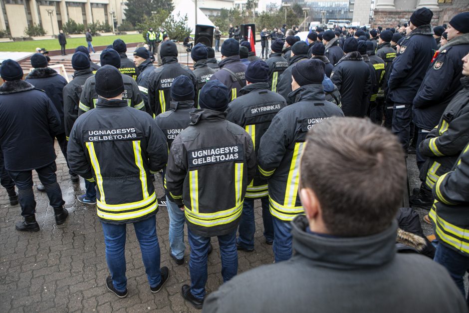 Ugniagesiai didesnių pinigų negavo: žada rengti protestus kas savaitę