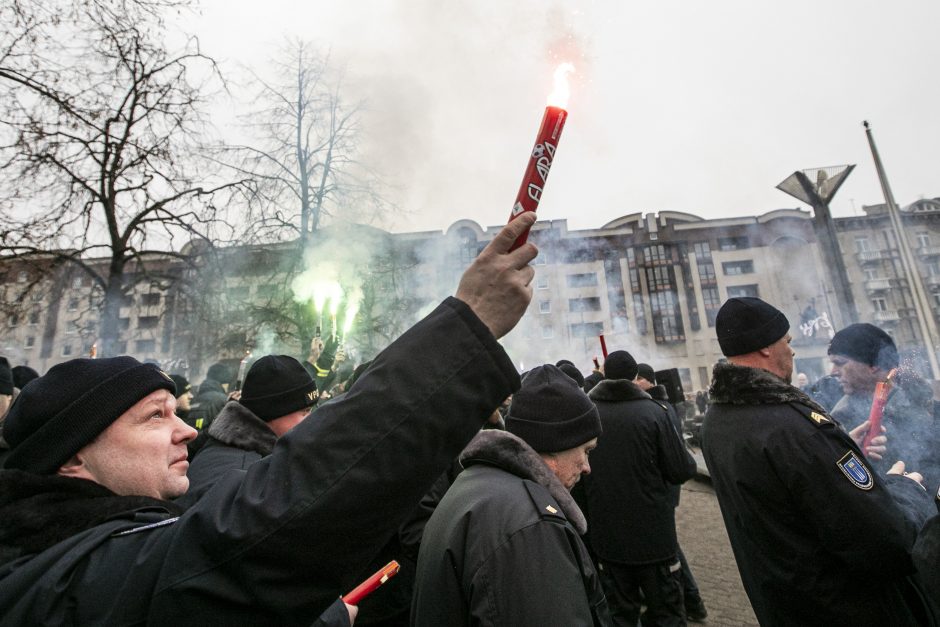 Ugniagesiai didesnių pinigų negavo: žada rengti protestus kas savaitę