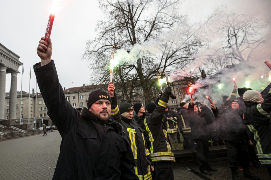 Ugniagesiai didesnių pinigų negavo: žada rengti protestus kas savaitę