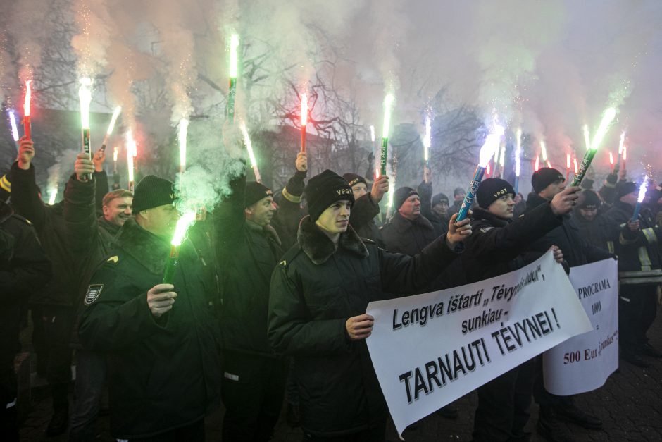 Ugniagesiai didesnių pinigų negavo: žada rengti protestus kas savaitę