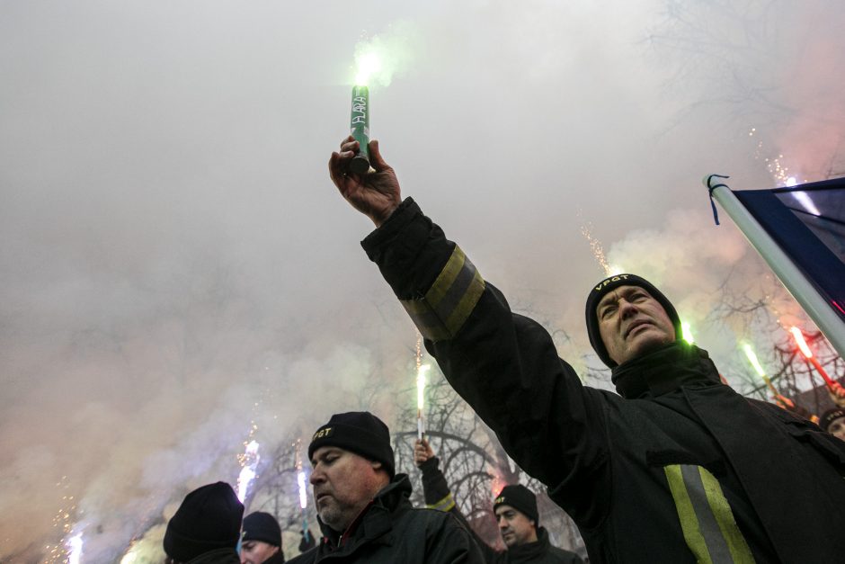 Ugniagesiai didesnių pinigų negavo: žada rengti protestus kas savaitę