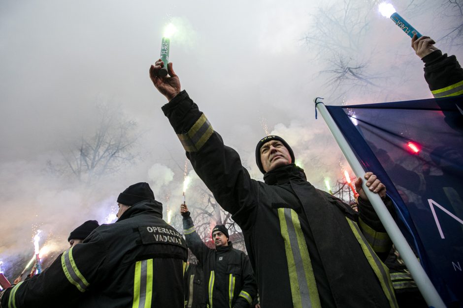 Ugniagesiai didesnių pinigų negavo: žada rengti protestus kas savaitę