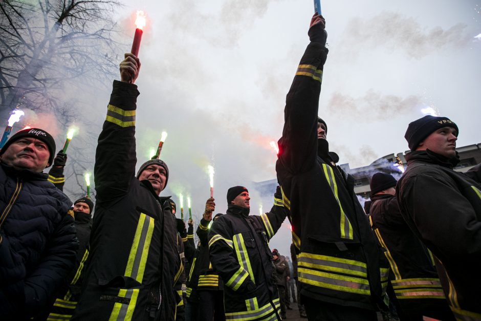 Ugniagesiai didesnių pinigų negavo: žada rengti protestus kas savaitę