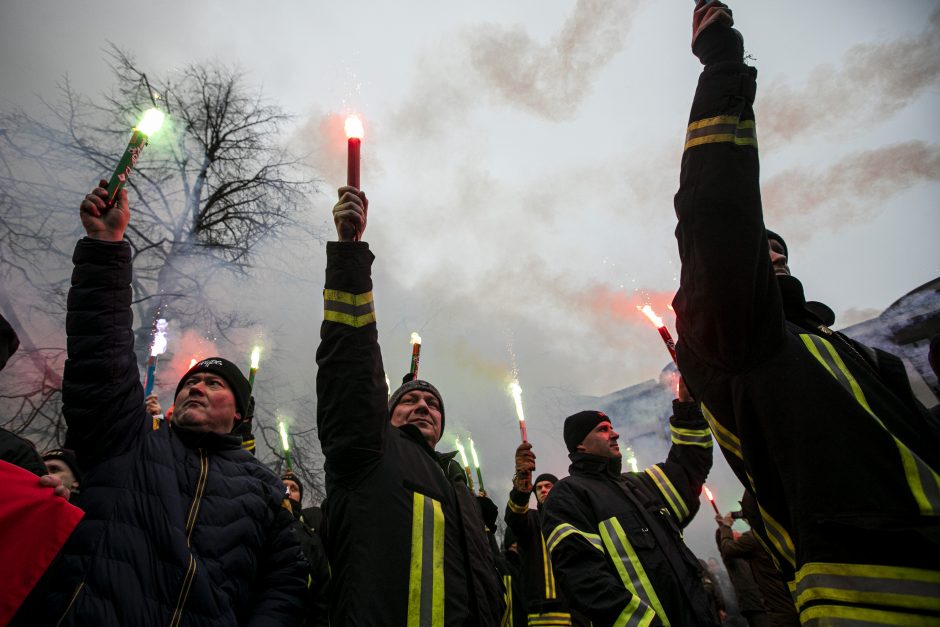 Ugniagesiai didesnių pinigų negavo: žada rengti protestus kas savaitę