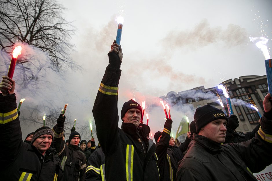 Ugniagesiai didesnių pinigų negavo: žada rengti protestus kas savaitę