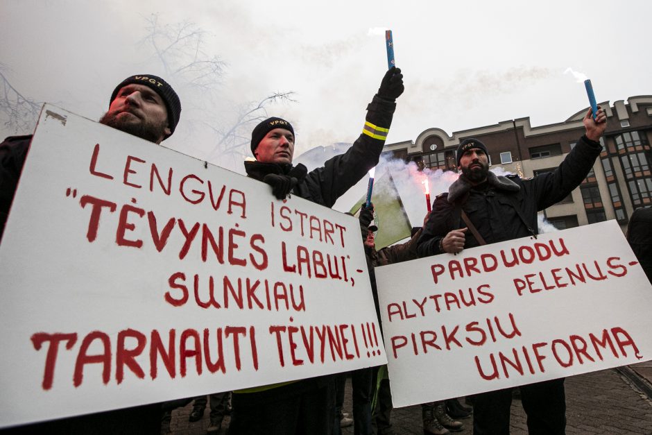 Ugniagesiai didesnių pinigų negavo: žada rengti protestus kas savaitę