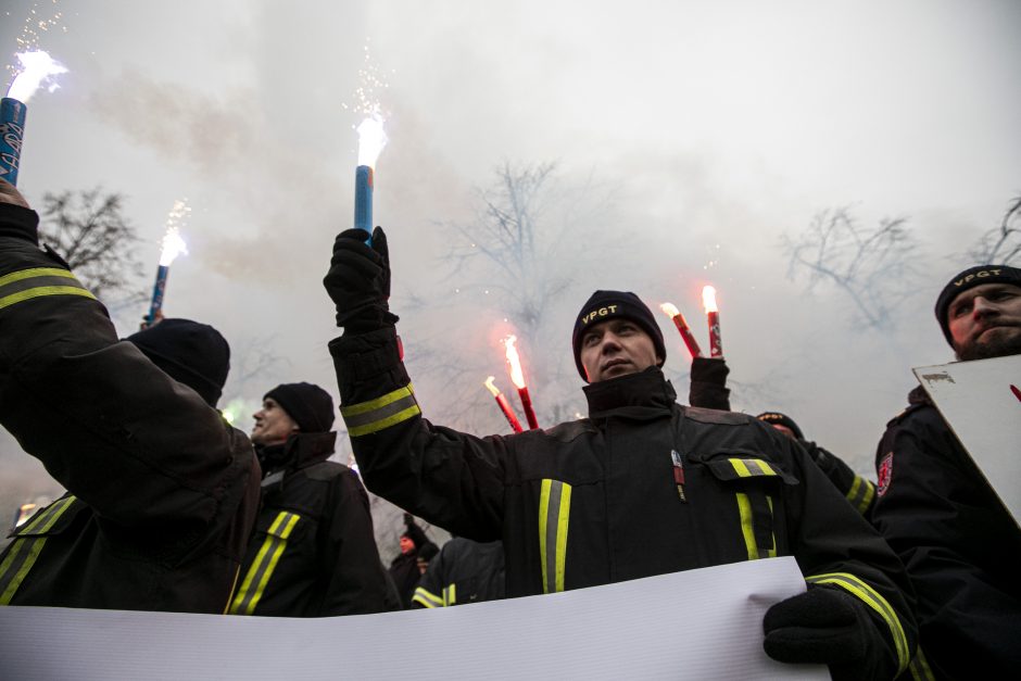 Ugniagesiai didesnių pinigų negavo: žada rengti protestus kas savaitę