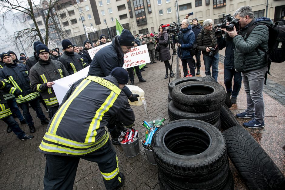 Ugniagesiai didesnių pinigų negavo: žada rengti protestus kas savaitę