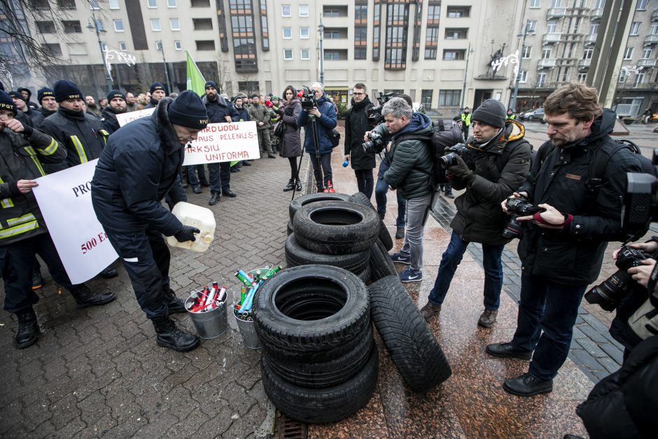 Ugniagesiai didesnių pinigų negavo: žada rengti protestus kas savaitę