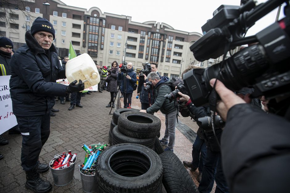 Ugniagesiai didesnių pinigų negavo: žada rengti protestus kas savaitę