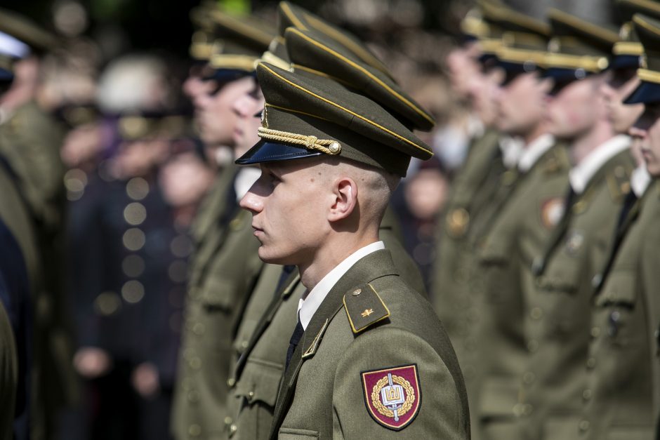 Prezidentas iškilmingoje ceremonijoje kariūnams suteikė karininko laipsnį