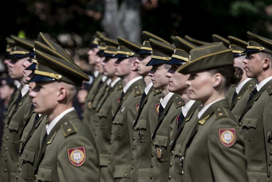 Prezidentas iškilmingoje ceremonijoje kariūnams suteikė karininko laipsnį