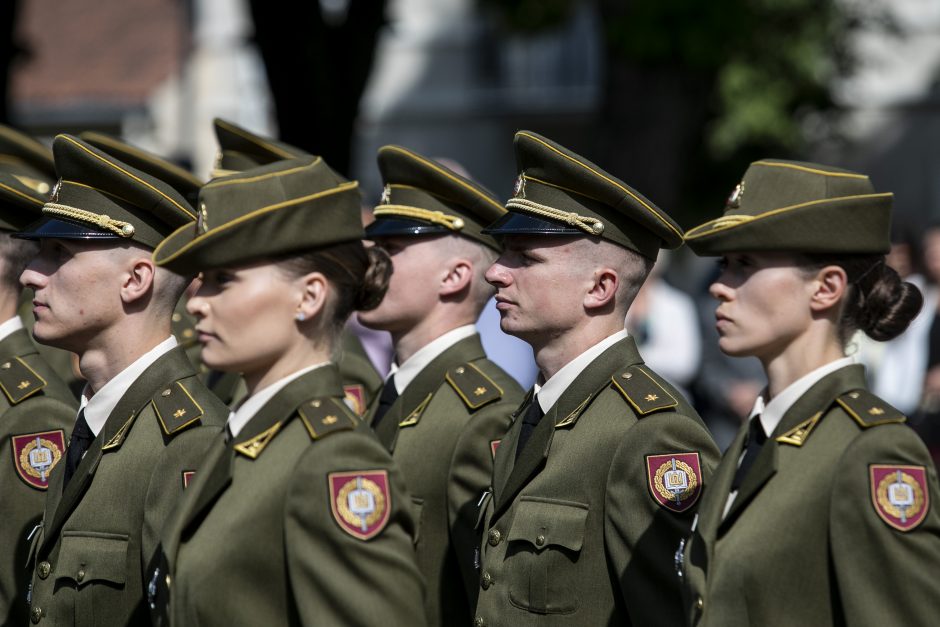 Prezidentas iškilmingoje ceremonijoje kariūnams suteikė karininko laipsnį