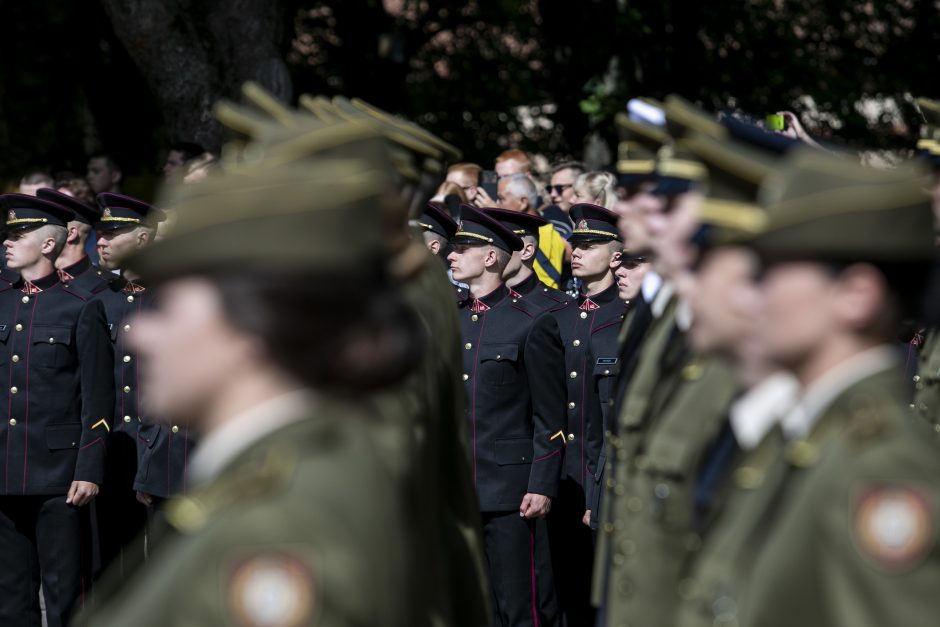 Prezidentas iškilmingoje ceremonijoje kariūnams suteikė karininko laipsnį