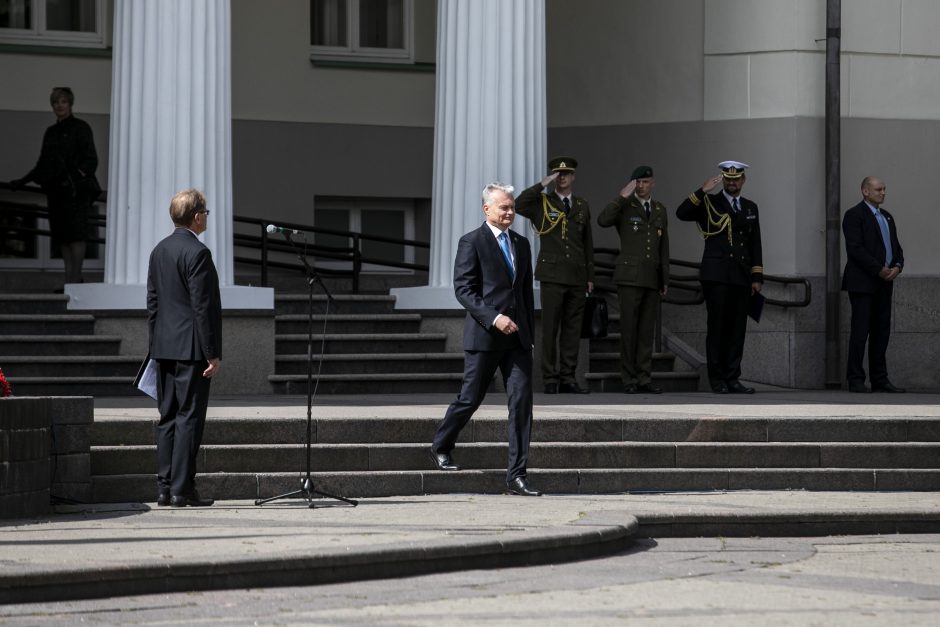 Prezidentas iškilmingoje ceremonijoje kariūnams suteikė karininko laipsnį