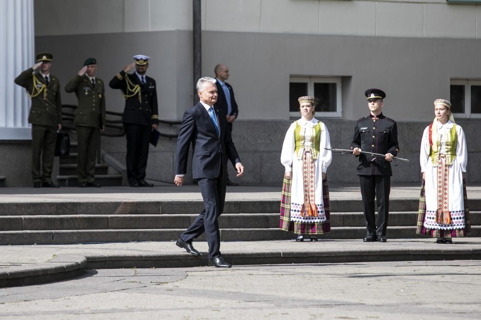 Prezidentas iškilmingoje ceremonijoje kariūnams suteikė karininko laipsnį