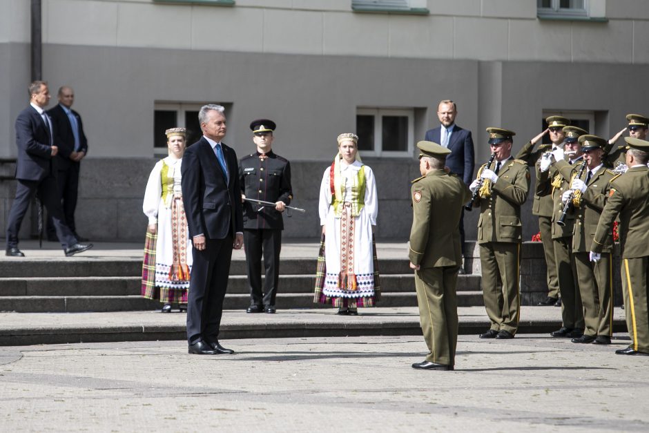 Prezidentas iškilmingoje ceremonijoje kariūnams suteikė karininko laipsnį