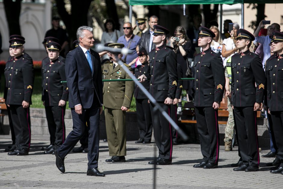 Prezidentas iškilmingoje ceremonijoje kariūnams suteikė karininko laipsnį