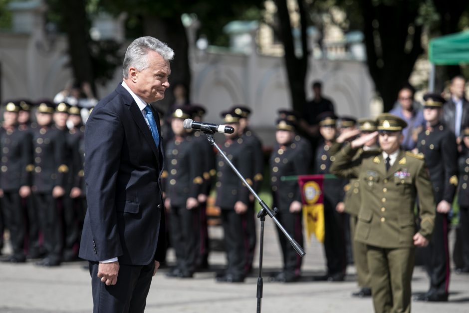 Prezidentas iškilmingoje ceremonijoje kariūnams suteikė karininko laipsnį