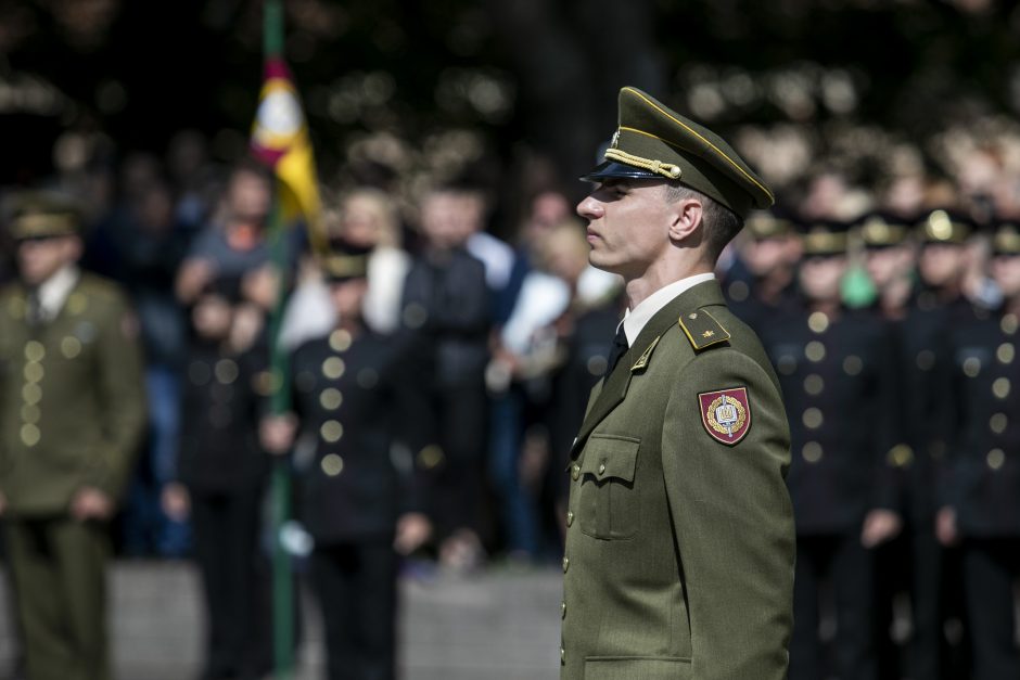 Prezidentas iškilmingoje ceremonijoje kariūnams suteikė karininko laipsnį