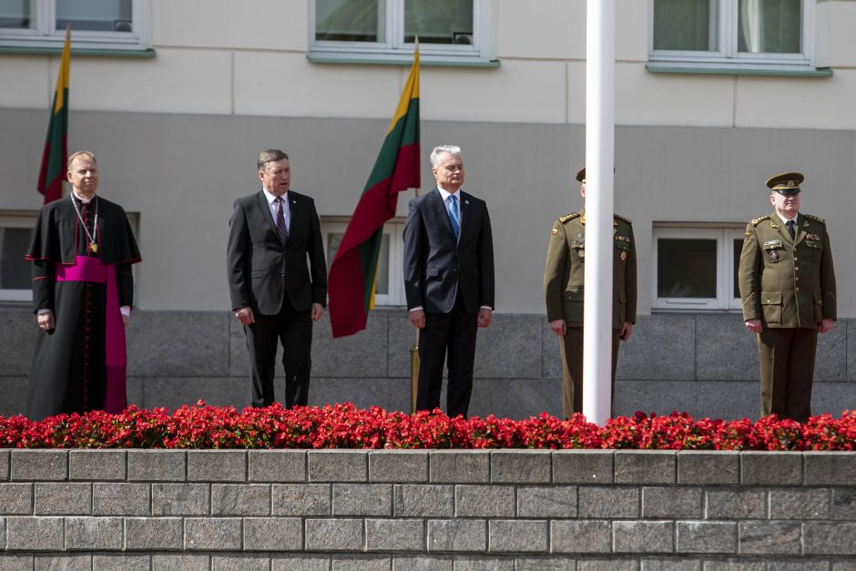 Prezidentas iškilmingoje ceremonijoje kariūnams suteikė karininko laipsnį