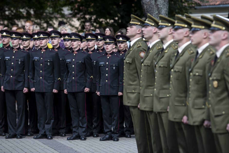 Prezidentas iškilmingoje ceremonijoje kariūnams suteikė karininko laipsnį