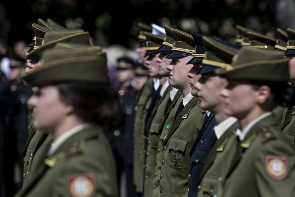 Prezidentas iškilmingoje ceremonijoje kariūnams suteikė karininko laipsnį