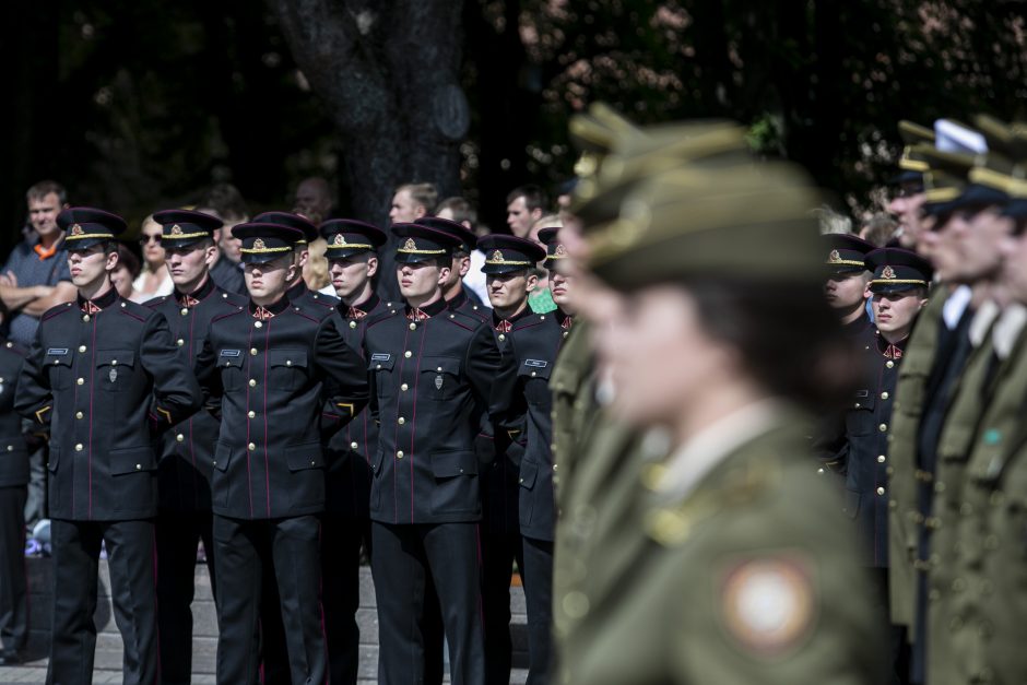 Prezidentas iškilmingoje ceremonijoje kariūnams suteikė karininko laipsnį